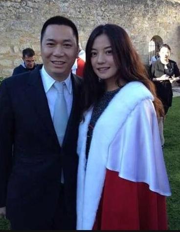 43岁黄有龙与赵薇离婚？黄有龙回应，网友这才是一家人的样子