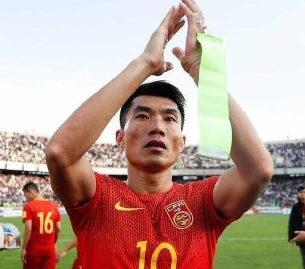 38岁国足队长效力于豪门，妻子美丽，儿子英国出生，国籍成为焦点
