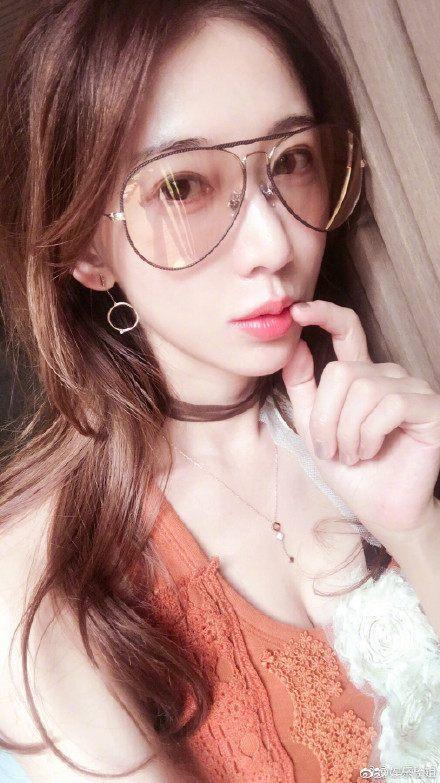 43岁林志玲回应鱼尾纹, 卖萌自拍嫩如18岁, 网友: 志玲姐EQ太高!