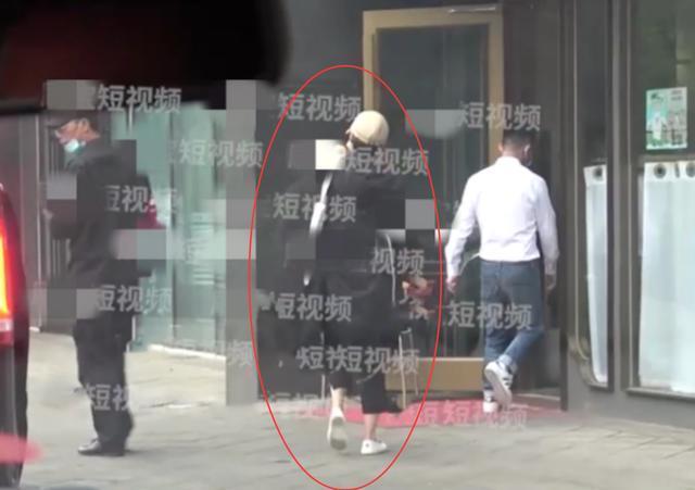 港媒曝光了一则马伊琍疑恋上知名演员吴昊宸，男方比她小17岁