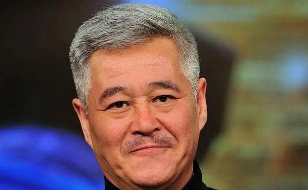 他曾是赵本山助理，二婚娶小11岁丫蛋，如今一家三口幸福美满