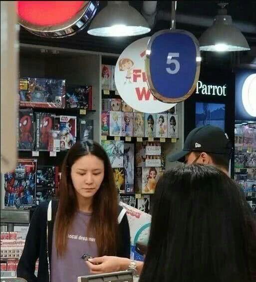 林峰现女友登堂入室，和准小姑亲密合影，不秀奢侈品比吴千语低调