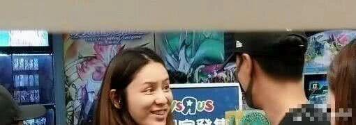 林峰现女友登堂入室，和准小姑亲密合影，不秀奢侈品比吴千语低调