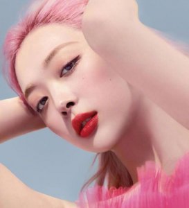 ​崔雪莉的粉发也太挑人了，搭粉纱裙美似少女，一般人hold不住