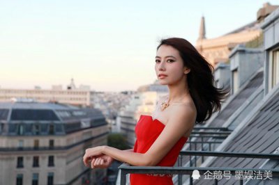 ​她把高圆圆秒成渣，患病被男友抛弃，与前夫见面依亲密，51岁妩媚