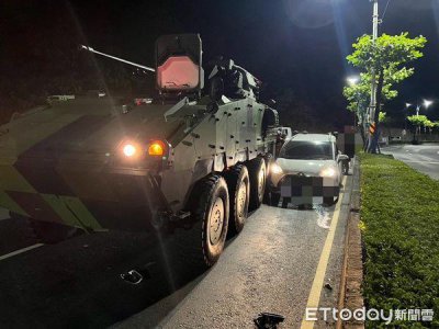 ​台军方“汉光演习”首日出事：小客车遭装甲车擦撞 车门严重凹陷