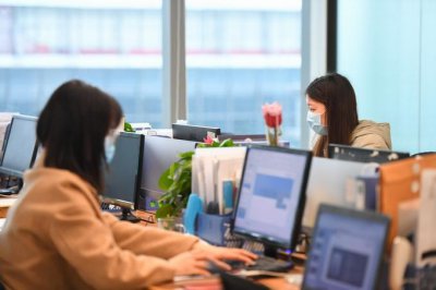 ​压力山大如何化解？报告：闲聊八卦是职场人最爱的解压方式