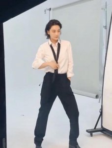 ​张馨予挑战男性装扮，解开领带前3颗纽扣，这辣妈身材我服了