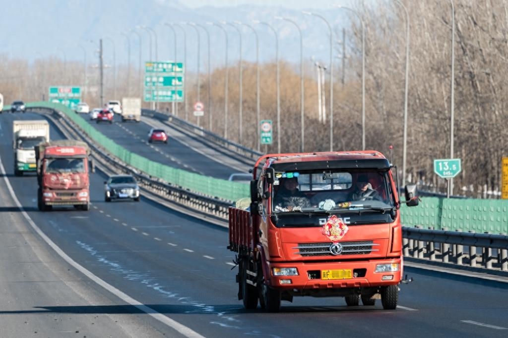 对联、福字“行走”在高速公路上 为平安祈愿