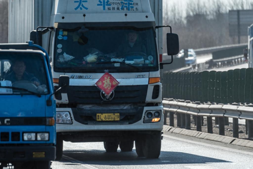 对联、福字“行走”在高速公路上 为平安祈愿