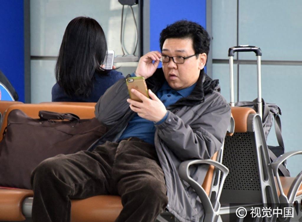 著名男高音歌唱家牟玄甫现身机场 昔日男神变中年大叔
