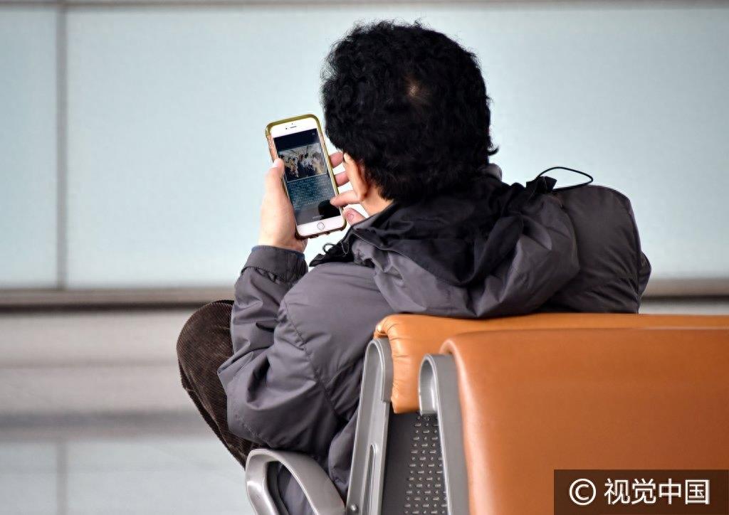 著名男高音歌唱家牟玄甫现身机场 昔日男神变中年大叔
