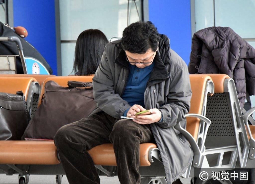著名男高音歌唱家牟玄甫现身机场 昔日男神变中年大叔