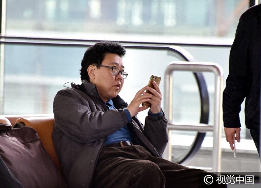 著名男高音歌唱家牟玄甫现身机场 昔日男神变中年大叔