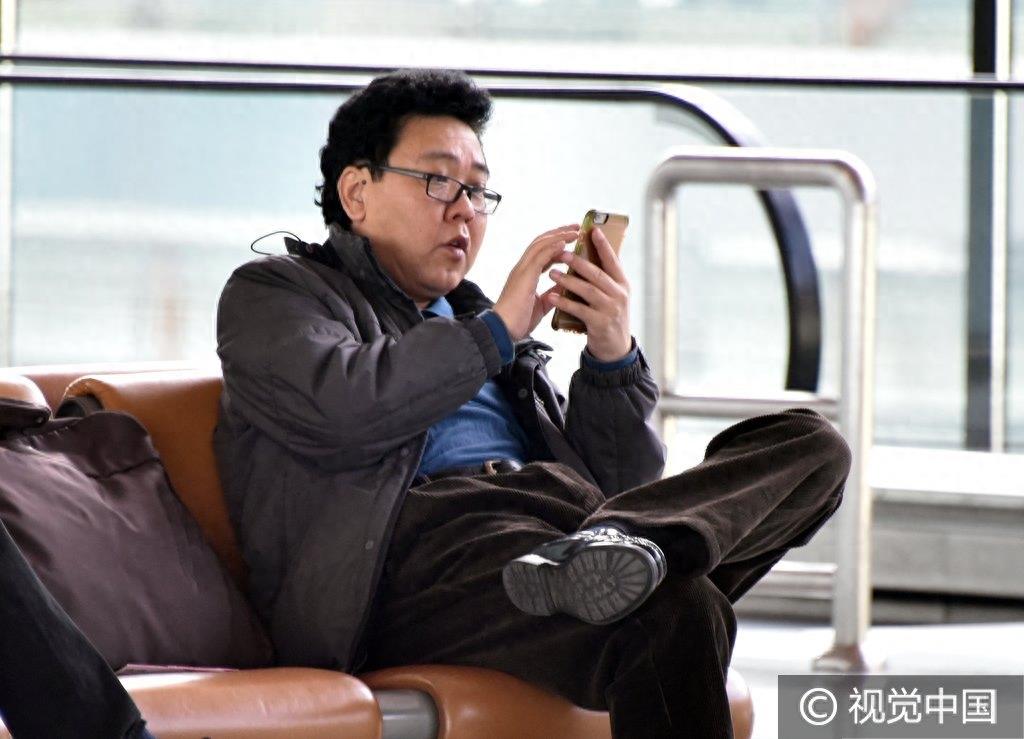 著名男高音歌唱家牟玄甫现身机场 昔日男神变中年大叔