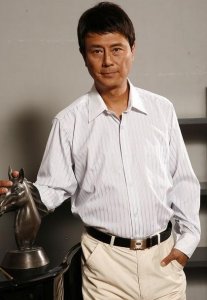 ​64岁刘德凯与法国妻子近照，回归单身谈及家庭愧疚生活如同白纸