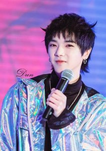 ​华晨宇被曝整容出轨，造谣者公开道歉，称消息是前经纪人透露