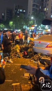 ​武汉一小车失控致多人受伤，事故正在调查中