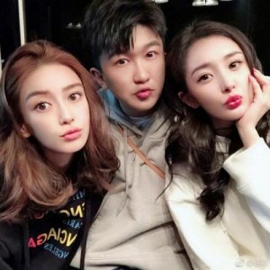 ​杨幂零点为Baby送生日祝福：快生二胎