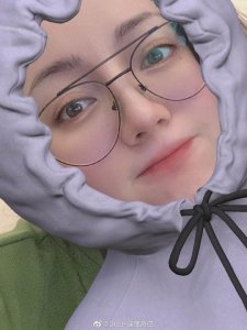 ​迪丽热巴营业自拍玩宝宝滤镜 嘟嘴送wink粉嫩呆萌