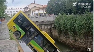 ​广西一公交冲破围栏坠河 官方回应：事发时未搭载乘客