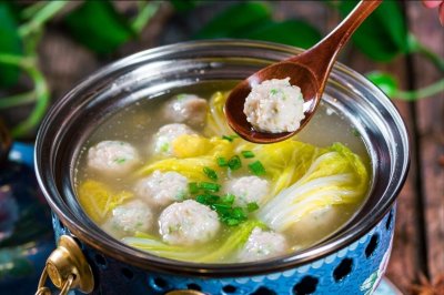 ​汆丸子，调肉馅很关键，牢记3要点，丸子没腥味，饱满多汁不松散