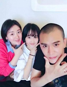 ​绝美母女撞脸 经超小李琳晒二十岁大女儿正脸合照，网友：复制粘贴