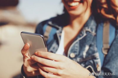 ​英语play the phone翻译成“玩手机”，估计老外会傻眼