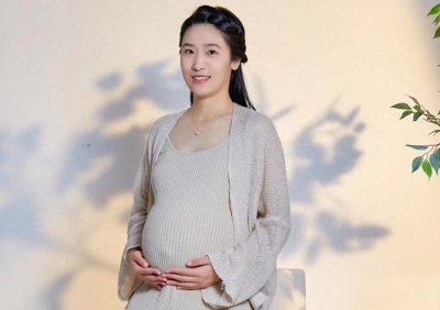 ​中国世界冠军即将临盆，穿网格状孕妇装，双手抚摸孕肚，韵味十足