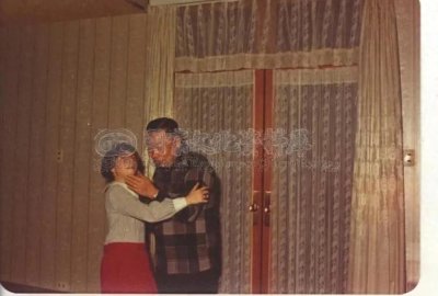 ​1971年，蒋经国在七海寓所内，与大孙女蒋友梅的一张罕见合影