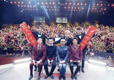 ​小五挥泪告别《天天向上》 感恩观众行跪谢大礼