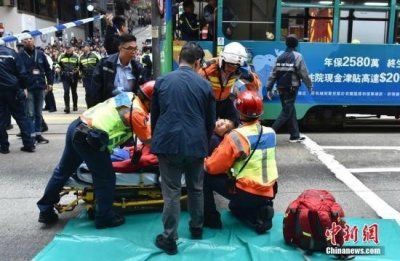 ​香港校车失事冲上行人路现场图最新消息 致4死11伤