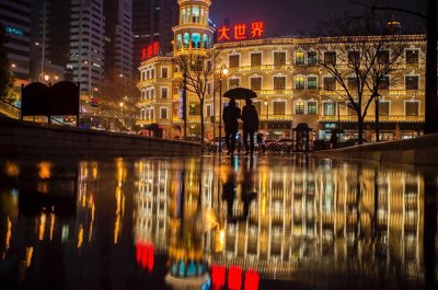 ​上海大世界是上海著名的游乐中心，深受很多游客喜欢