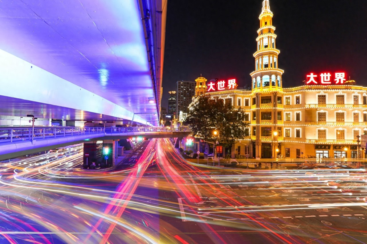 上海大世界是上海著名的游乐中心，深受很多游客喜欢