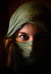 ​小说：深夜我坐上辆公交车，见到个没有影子的女孩后，我面色一变