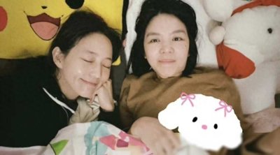 ​张钧甯和亲姐姐定居上海，一家人外出逛街吃饭，牵着外甥女好温馨