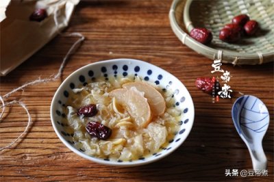 ​小吊梨汤的妙用老一辈都知道，补气润喉还养生，冬天喝特别适合