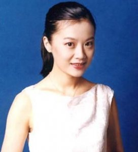 ​前央视主持姜丰近照曝光！50岁不显老态，曾嫁外国高管生龙凤胎