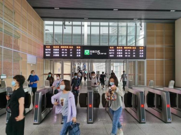 为什么北京地铁换乘这么远「十分钟到站4000多人北京这里换乘地铁为何排队这么久」