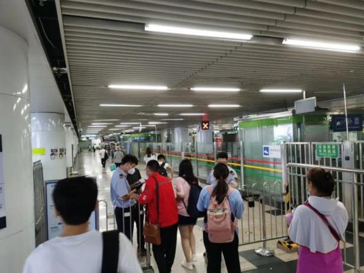 为什么北京地铁换乘这么远「十分钟到站4000多人北京这里换乘地铁为何排队这么久」