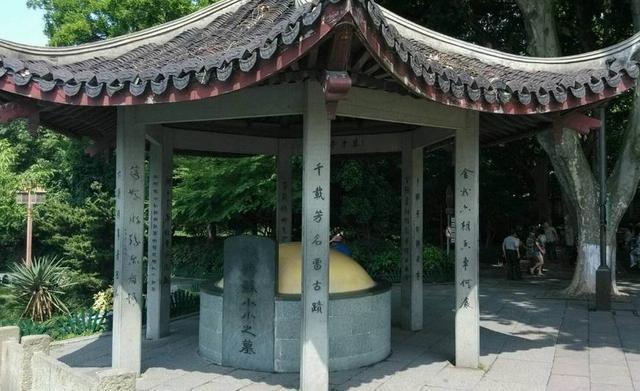 一代名妓苏小小，美艳动人文采卓越，却为爱情痴守一生