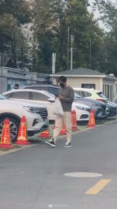 ​胡歌开小车车的反差感 新剧《县委大院》路透曝光