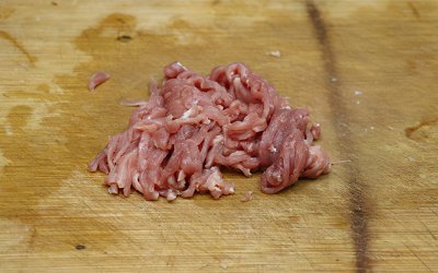 ​鱼香肉丝怎么做，教你最传统的做法，肉丝滑嫩不粘锅，下酒又下饭