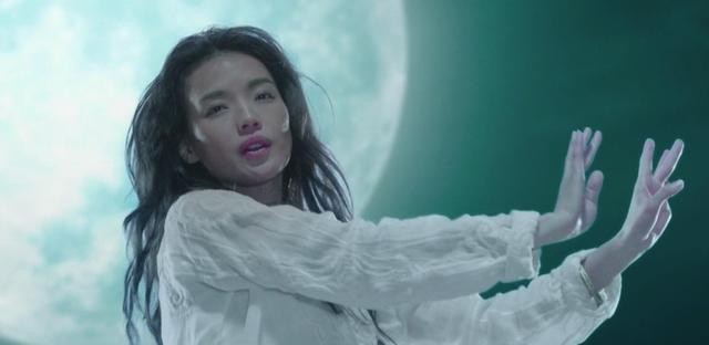 鄂博用一部戏改写结局（从星女郎成糊咖的鄂靖文）
