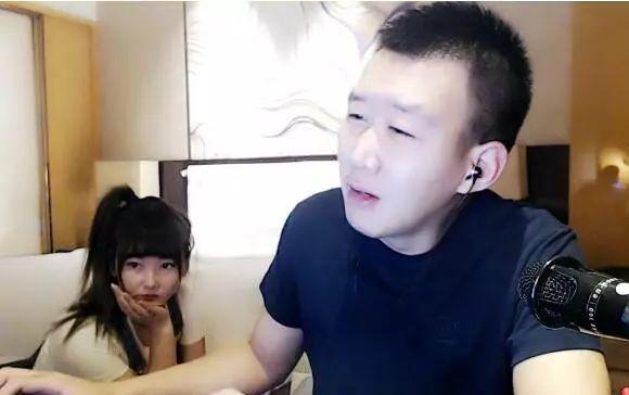 舞帝主播小白龙,未得到允许,对街头美女“公主抱”