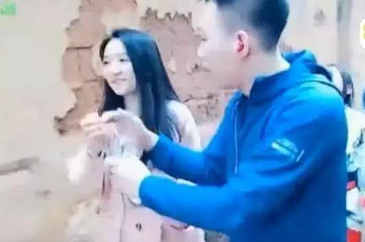 舞帝主播小白龙,未得到允许,对街头美女“公主抱”