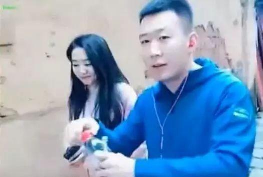 舞帝主播小白龙,未得到允许,对街头美女“公主抱”