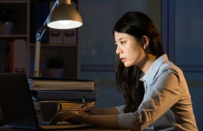 ​女朋友公司经常加班很烦，让她换又不换，怎么办