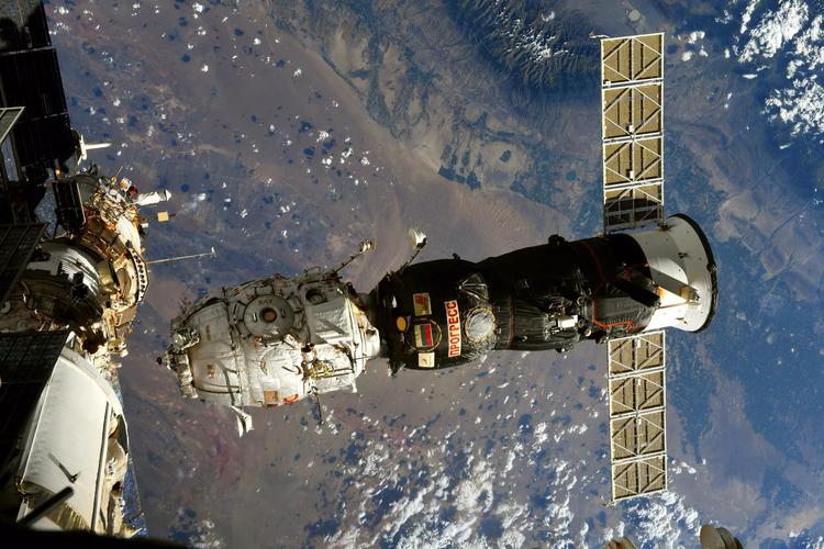 俄罗斯飞船与国际空间站对接成功（美俄宇航员同搭俄飞船进入国际空间站）