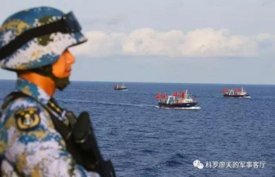 ​仗剑捕鱼：中国海军7000吨导弹驱逐舰为300吨渔船护航